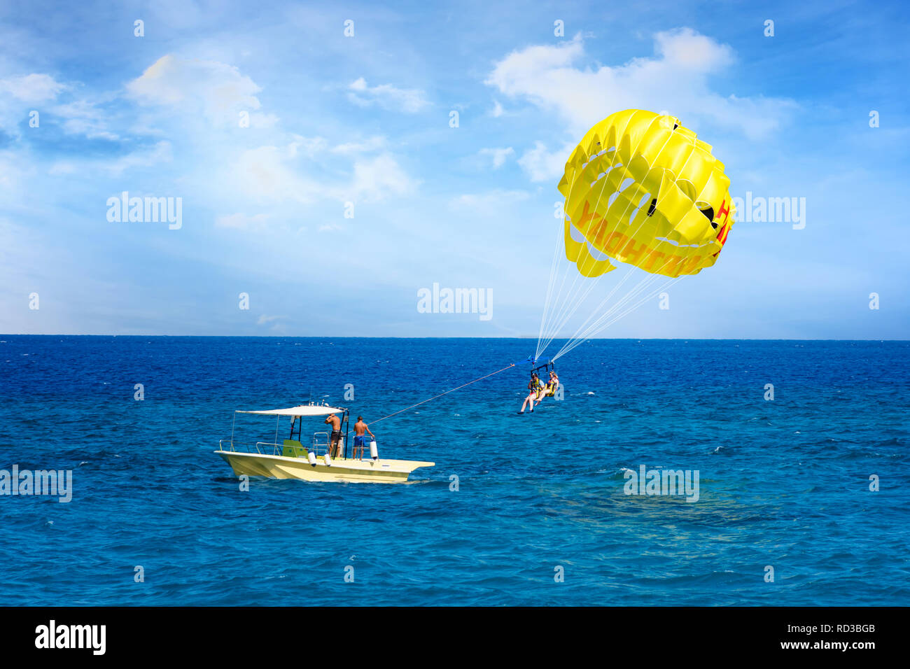 Le parapente en mer Egée dans ville de Rhodes (Rhodes, Grèce) Banque D'Images