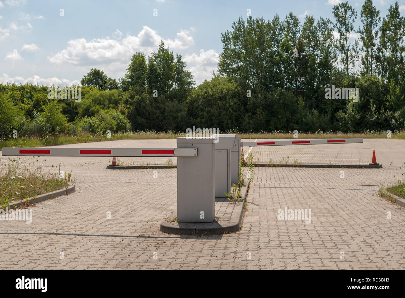 Entrée du parking et la sortie bloquée par des obstacles Banque D'Images