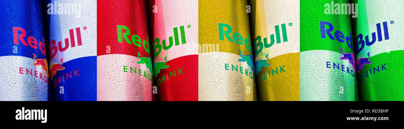Close up of row of Red Bull canettes de différentes saveurs, studio shot Banque D'Images
