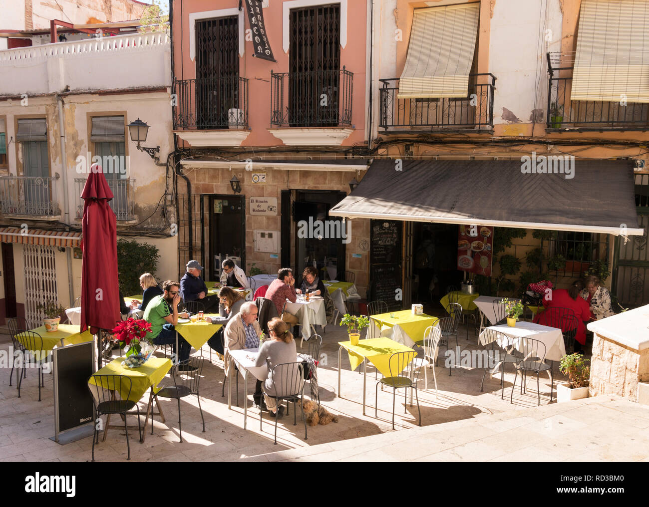 Les gens assis dehors au restaurant El Rincón de Antonio dans la vieille ville d'Alicante, Espagne, Europe Banque D'Images