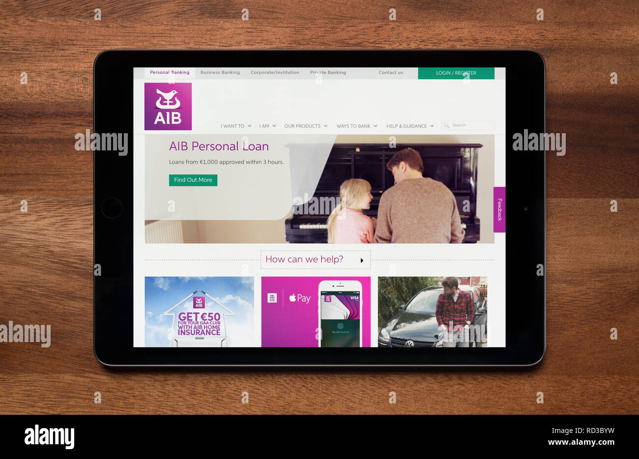 Le site internet de l'AIB (Allied Irish Banks) est vu sur un iPad tablet, qui repose sur une table en bois (usage éditorial uniquement). Banque D'Images