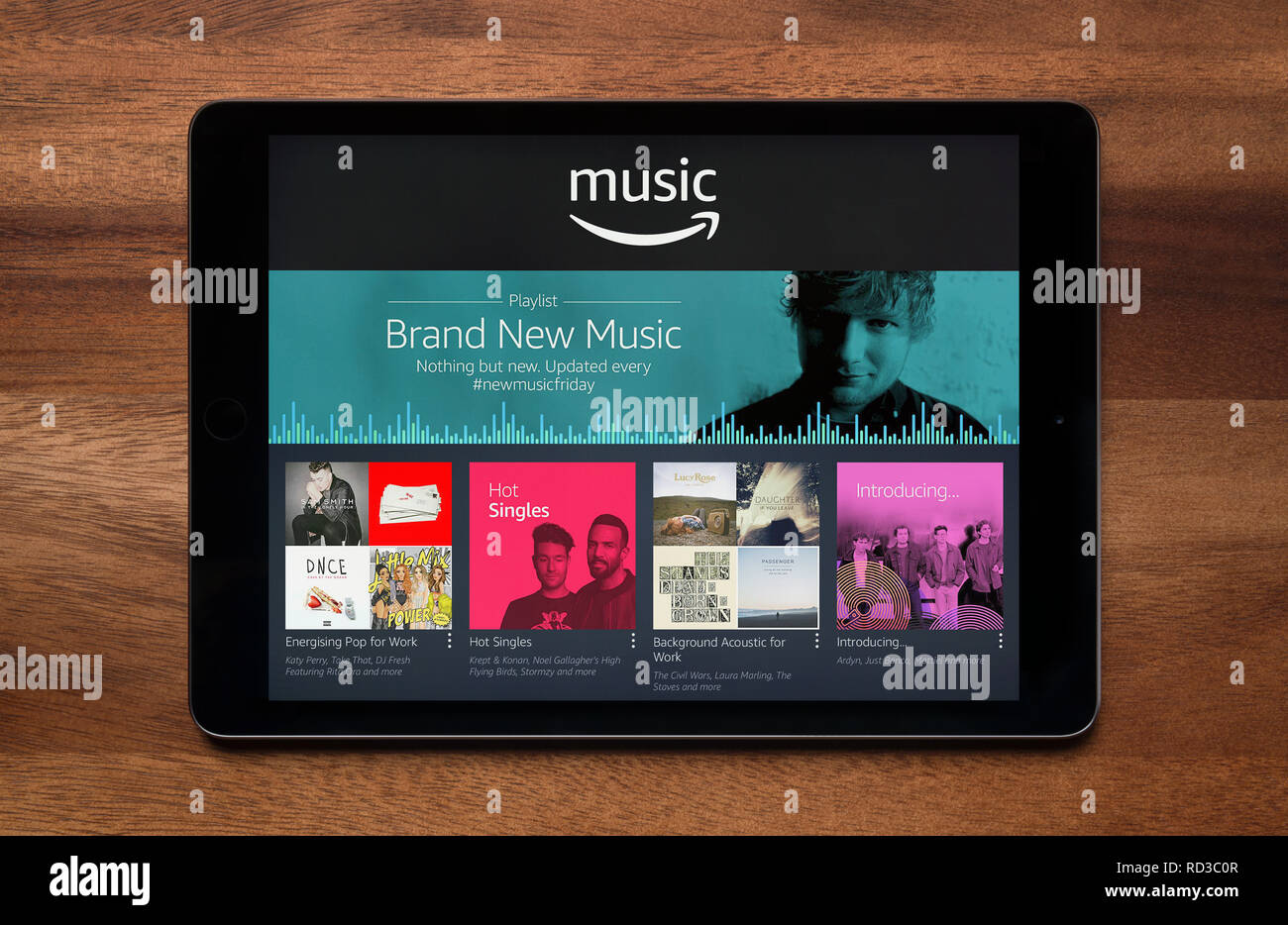 Le site internet de Amazon Music est vu sur un iPad tablet, qui repose sur une table en bois (usage éditorial uniquement). Banque D'Images