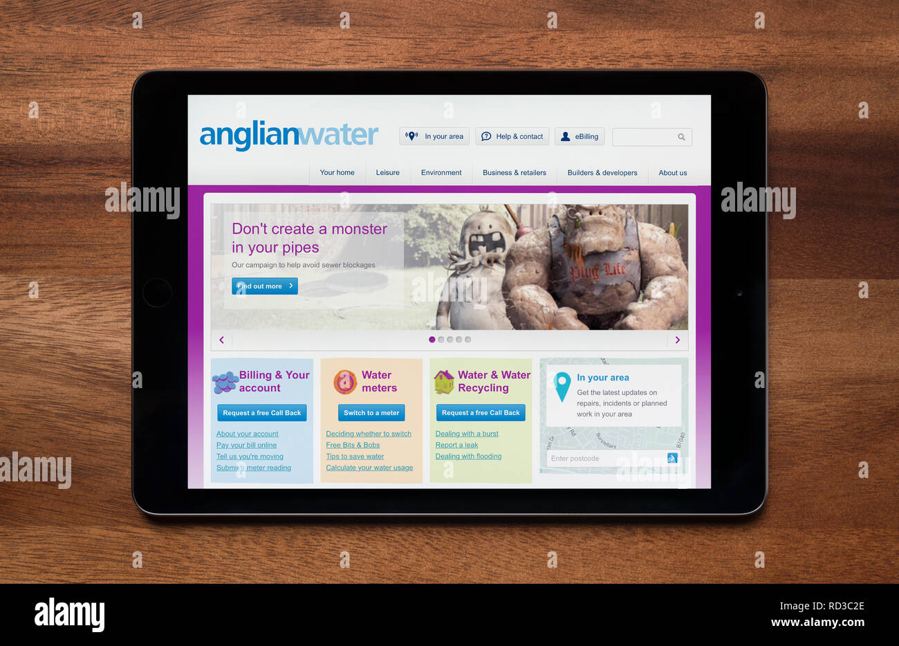 Le site web d'Anglian Water est considérée sur une tablette iPad, qui repose sur une table en bois (usage éditorial uniquement). Banque D'Images