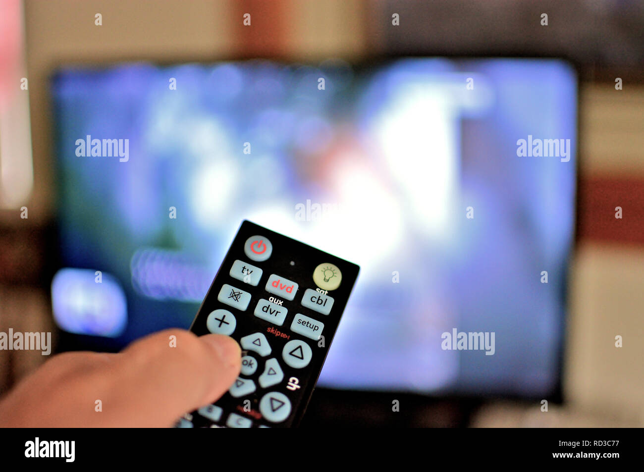 Télécommande tv en main Banque de photographies et d'images à haute  résolution - Alamy