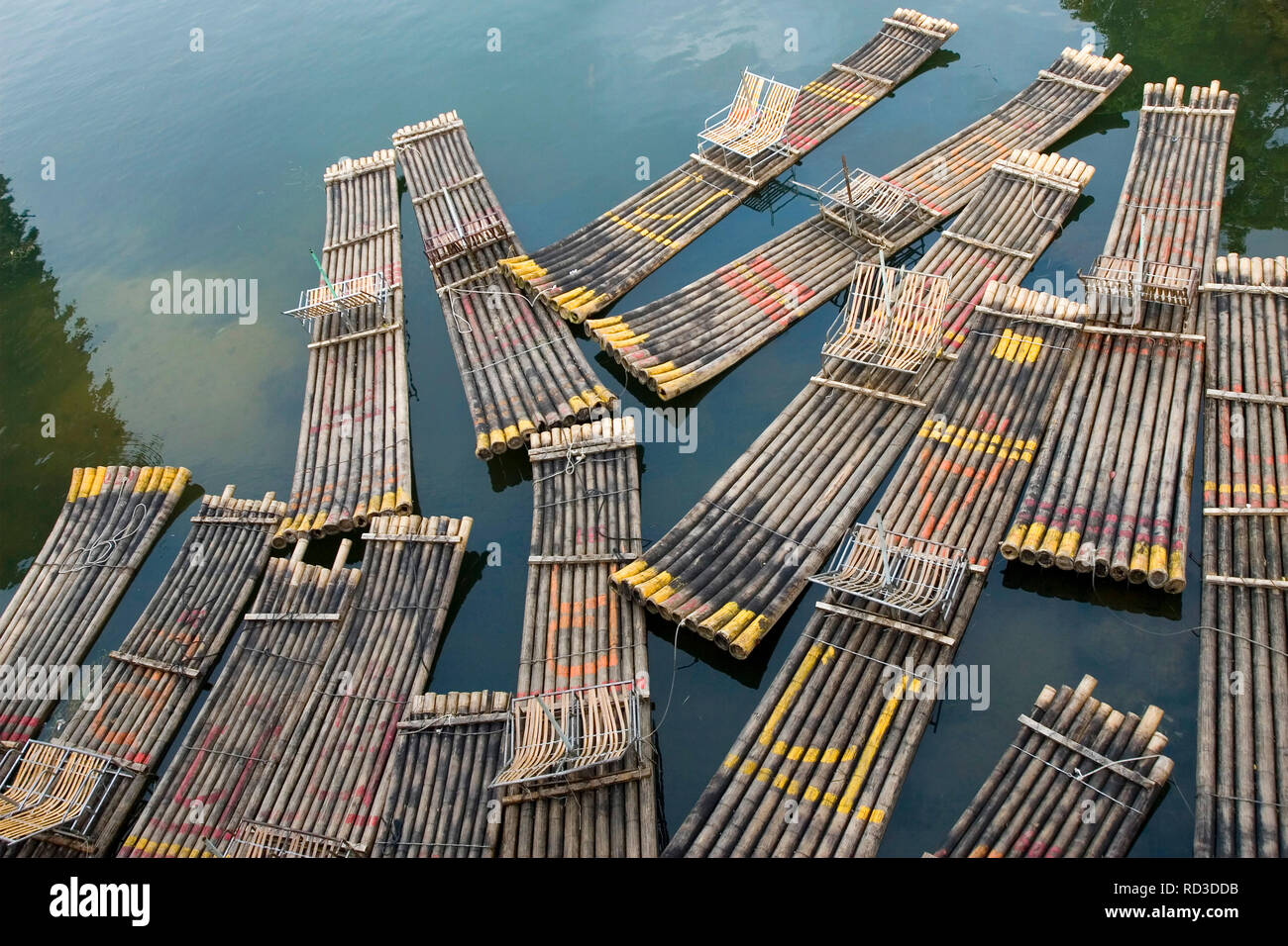 Radeau flottant sur une rivière, Chine Banque D'Images