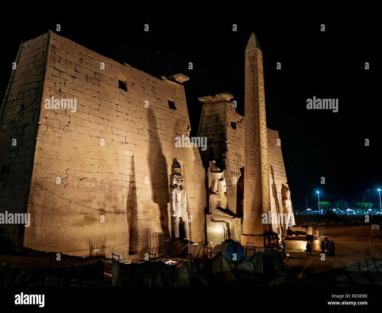 Le temple de Louxor avec le grand obélisque en face de nuit Banque D'Images