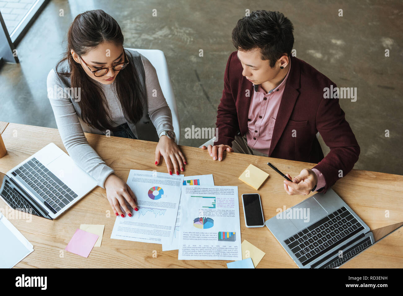 Portrait de jeunes gens d'affaires axée sur le travail avec des ordinateurs portables et des documents dans Office Banque D'Images