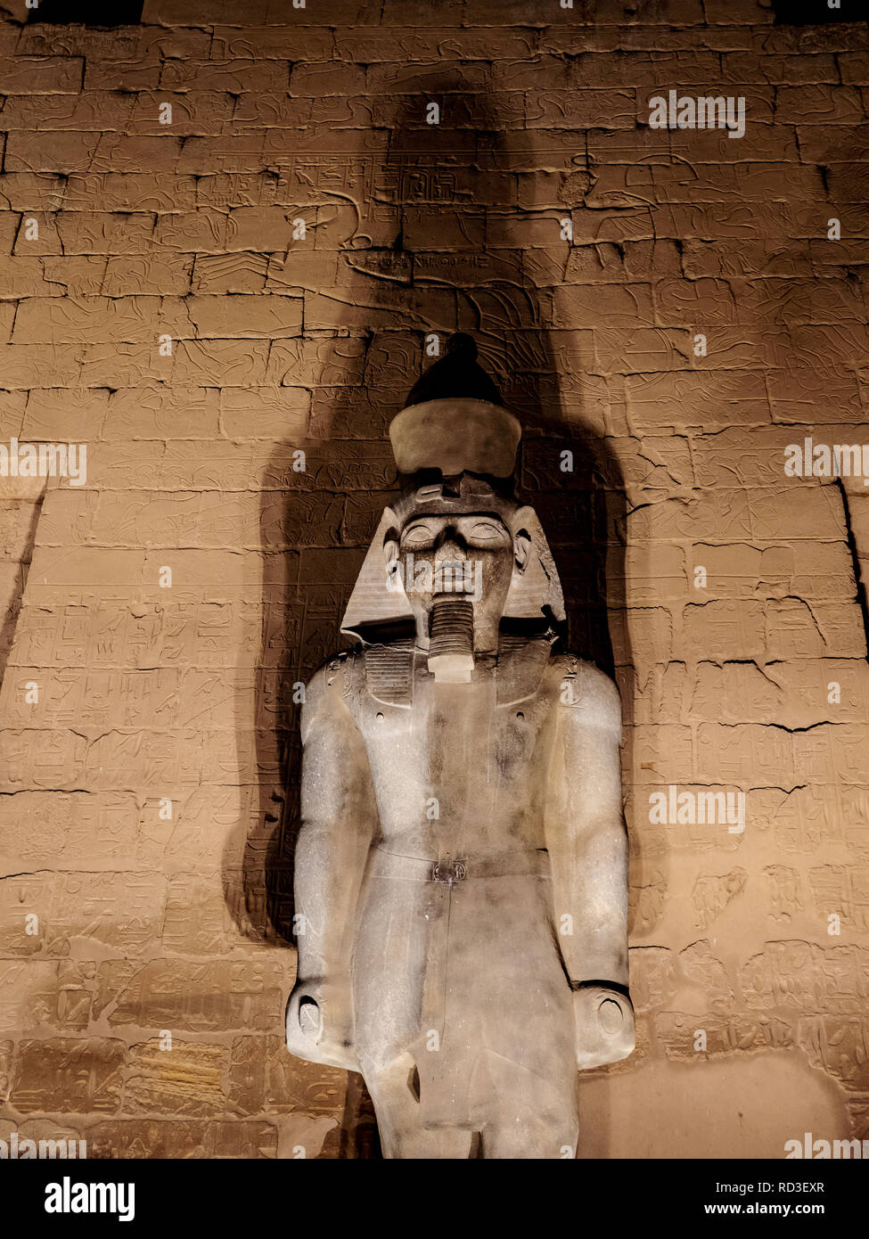 Ramsès Ramsès II ou la grande statue en granite au temple de Louxor Thèbes en Egypte est éclairée la nuit Banque D'Images