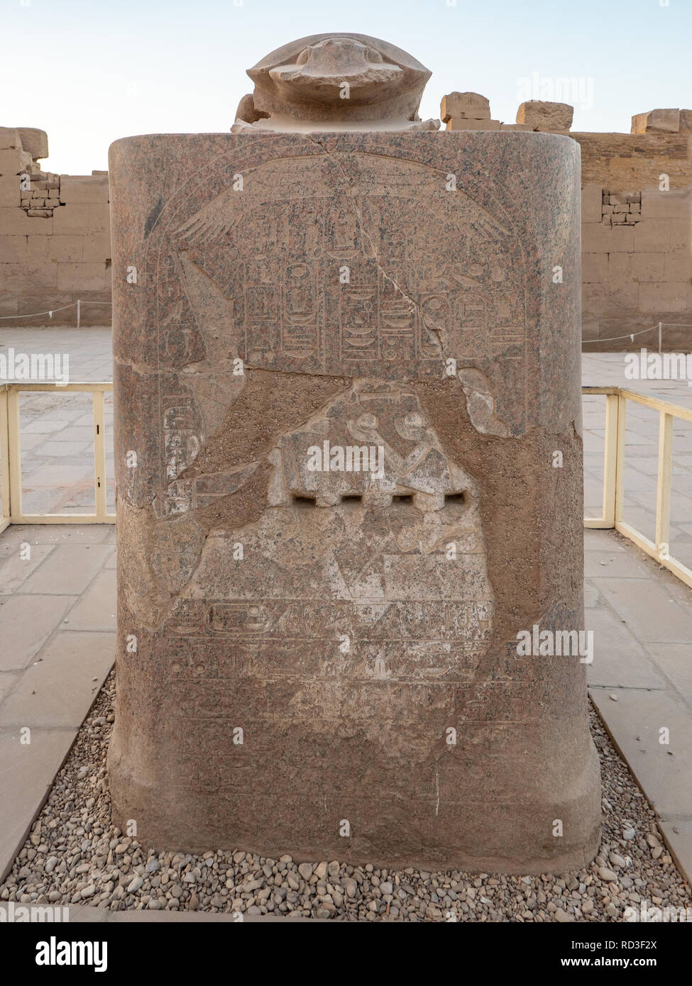 Le grand scarabée sacré fait de granite au temple de Karnak à Louxor Banque D'Images