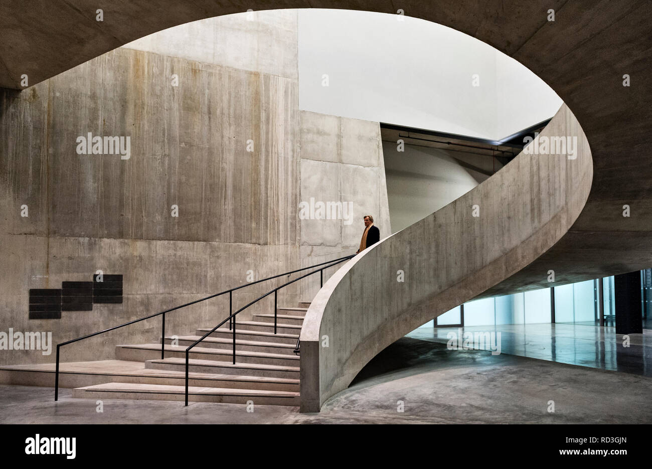 Tate Modern, Bankside, Londres, Royaume-Uni. Un vol en courbe d'étapes dans la maison de l'interrupteur, l'extension de la galerie 2016 par les architectes Herzog & de Meuron Banque D'Images