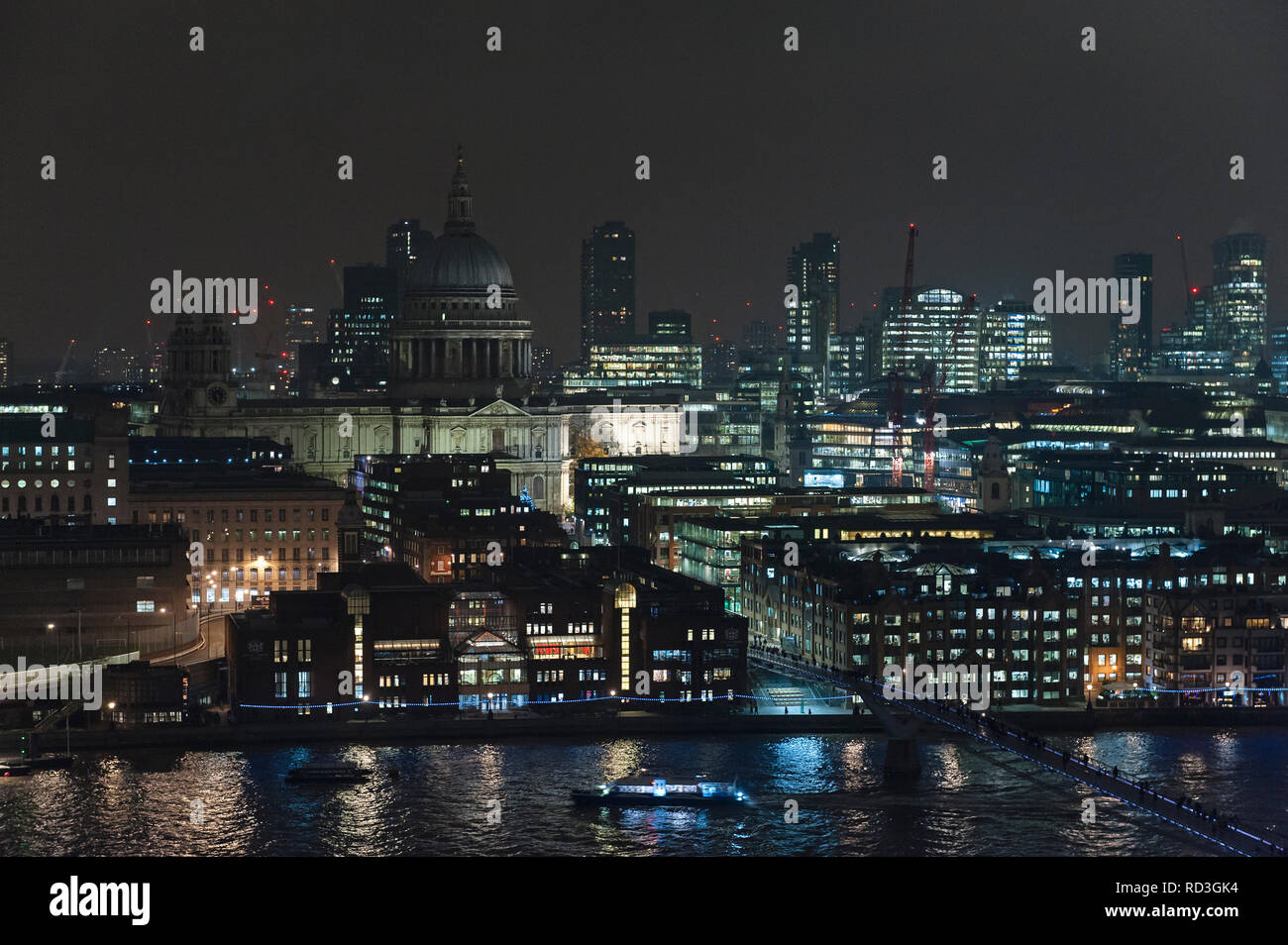 Londres, Royaume-Uni. Nuit vue sur la Tamise à partir de la Tate Modern, montrant la cathédrale de St Paul, au coeur de la ville, le quartier financier de Londres Banque D'Images