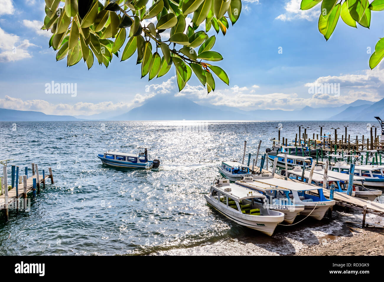 Panajachel, Lac Atitlan, Guatemala - 12 novembre 2018 : Bateaux & jetées avec volcan San Pedro derrière à Panajachel sur le lac Atitlan. Banque D'Images