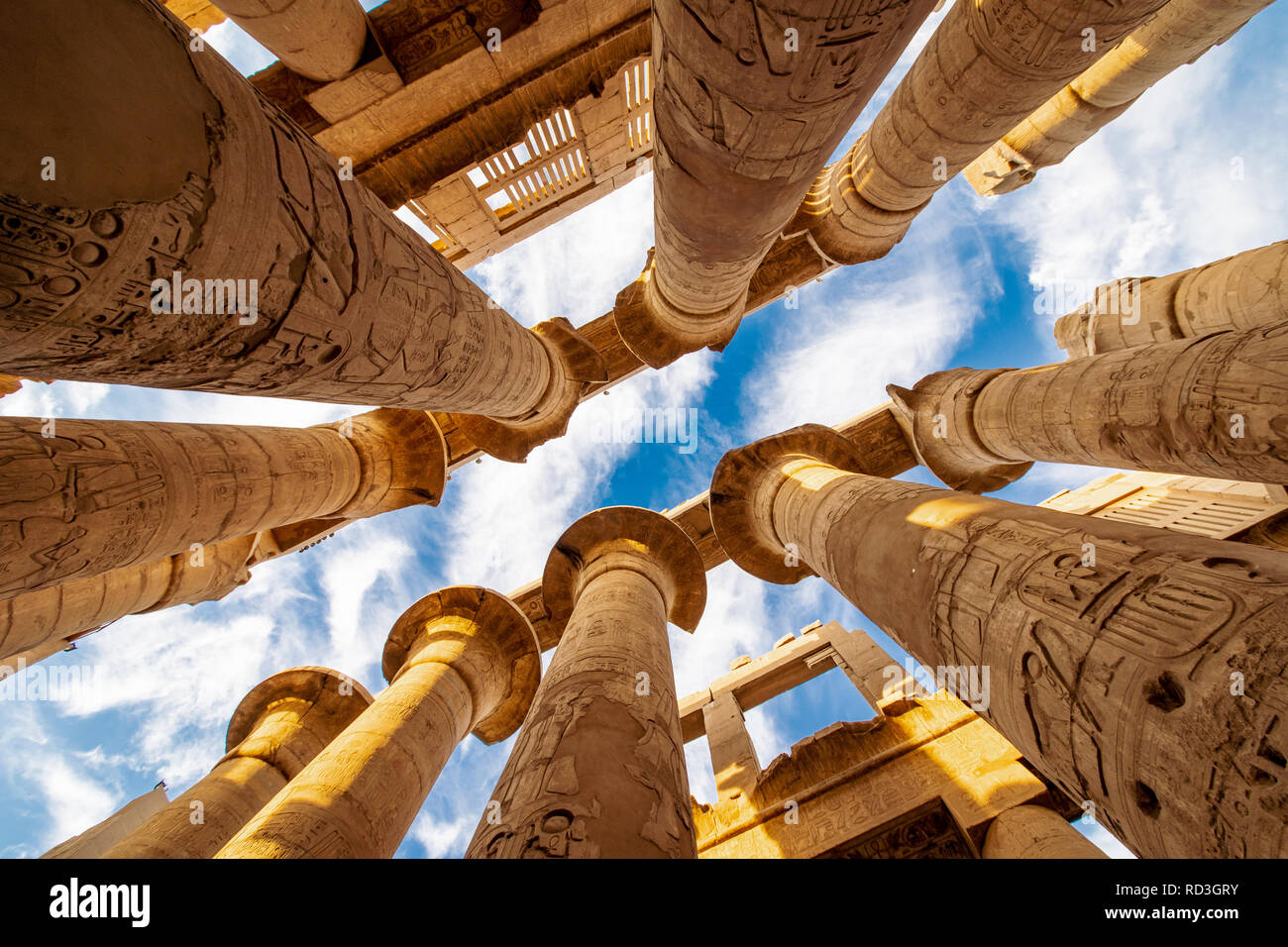 Salle hypostyle de Karnak colonnes et nuages dans le temple de Louxor Thèbes Banque D'Images