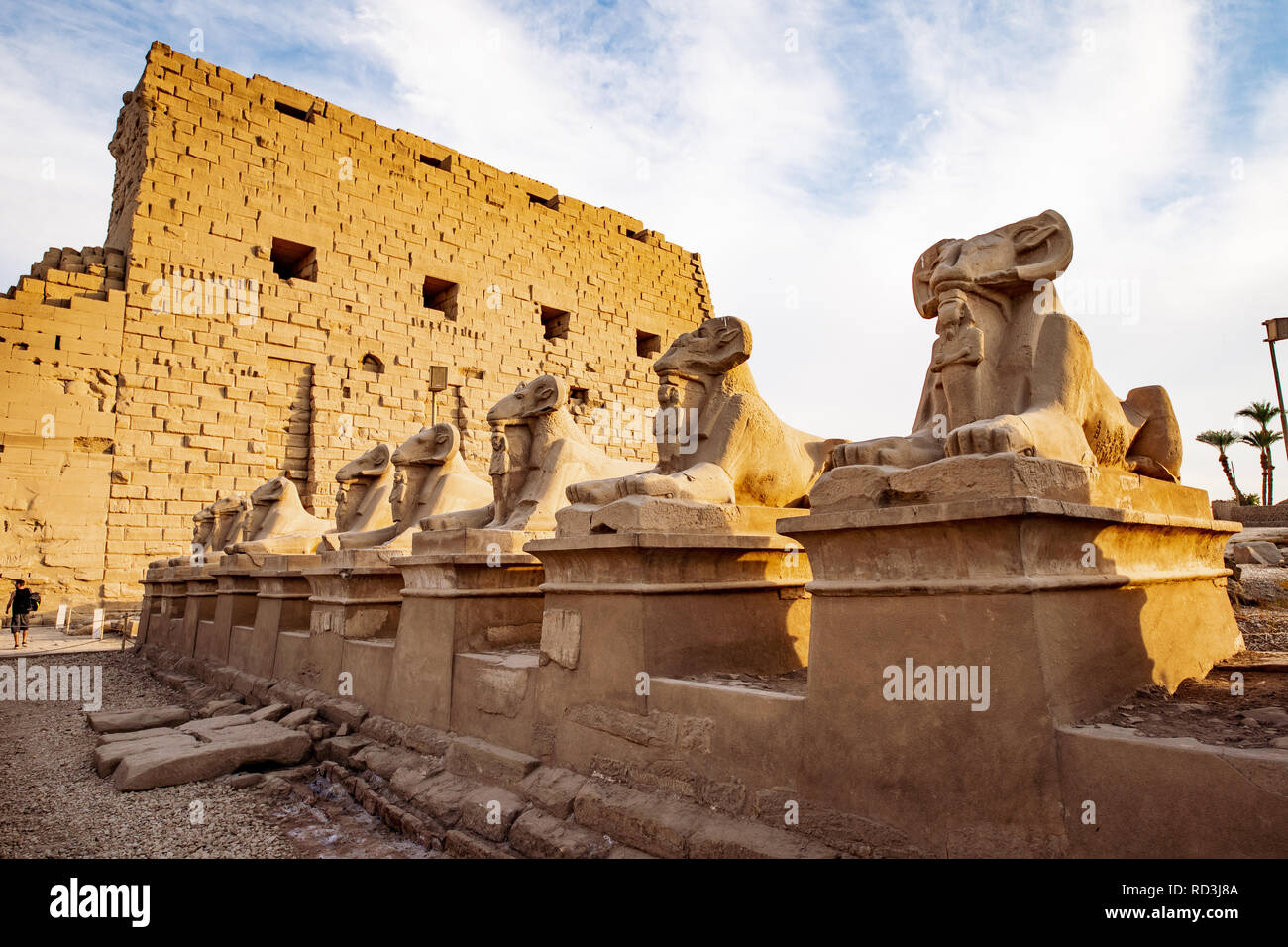 Temple de Karnak à Louxor au coucher du soleil et le bélier en face des statues de sphinx tête Banque D'Images