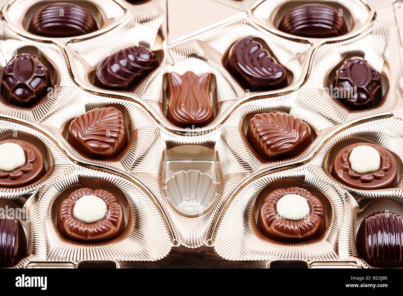 Gros plan d'une boîte de chocolats, manquant de bonbons Banque D'Images