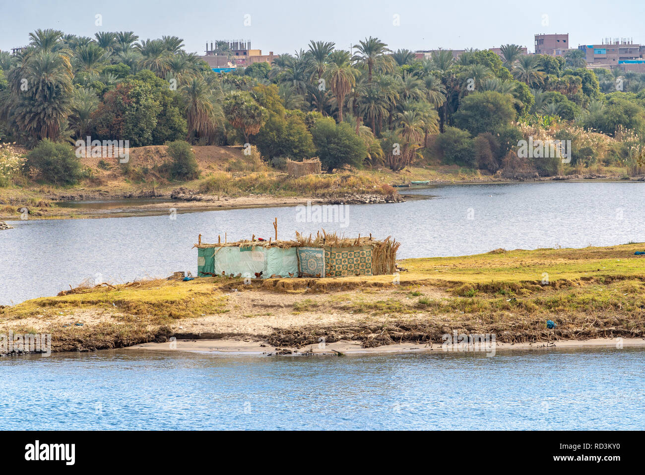 La vie sur le Nil. Règlement traditionnel égyptien sur les rives du Nil Banque D'Images