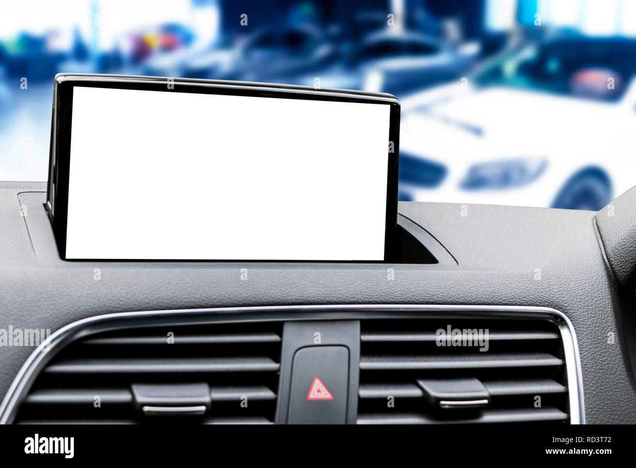 Moniteur en voiture avec écran vide isolé pour utiliser des cartes de navigation et GPS. Isolé sur blanc avec chemin de détourage. Esthétique auto. Voiture moderne de l'intérieur Banque D'Images