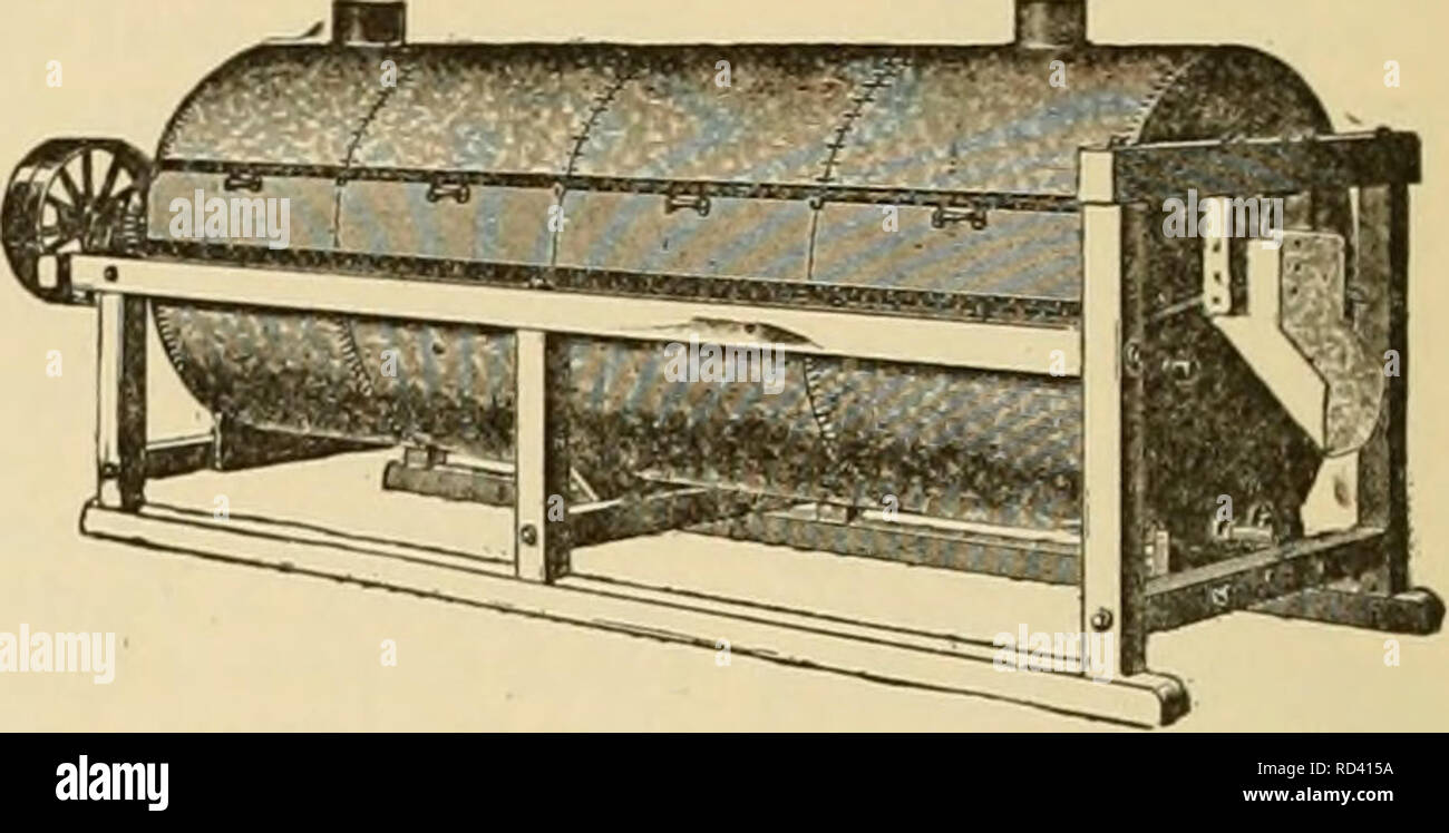 . Cyclopedia de cultures agricoles. Produits agricoles ; l'Agriculture. Fig. 250. Un bain à vapeur au beurre de pomme cooker. prises pour exclure les organismes vivants à partir de sources externes. En raison de la prépondérance de glucides- drates, les fermentations sont en cours sont plus susceptibles de donner naissance aux acides, l'acide lactique, probablement, l'un étant la plus fréquente. Putréfaction fer- opengl se produisent parfois, surtout dans les légumes d'avoir des substances qui azotés, comme les haricots, les pois et les asperges. Asperges sont présentées en grandes quantités à Cali- fornia et le centre du littoral atlantique des États-Unis. Après plac- ment les tiges dans les bidons, Banque D'Images