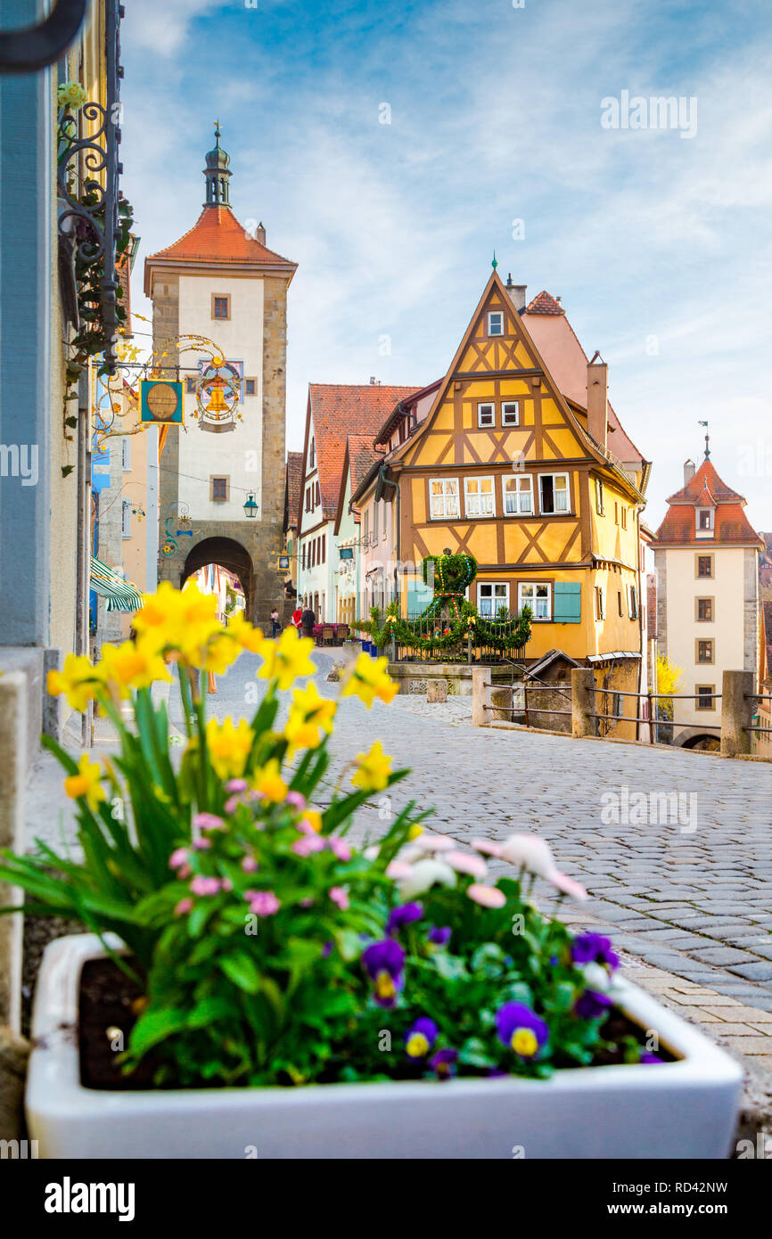 L'affichage classique de la ville médiévale de Rothenburg ob der Tauber avec fleurs sur une belle journée ensoleillée avec ciel bleu et nuages au printemps, B Banque D'Images