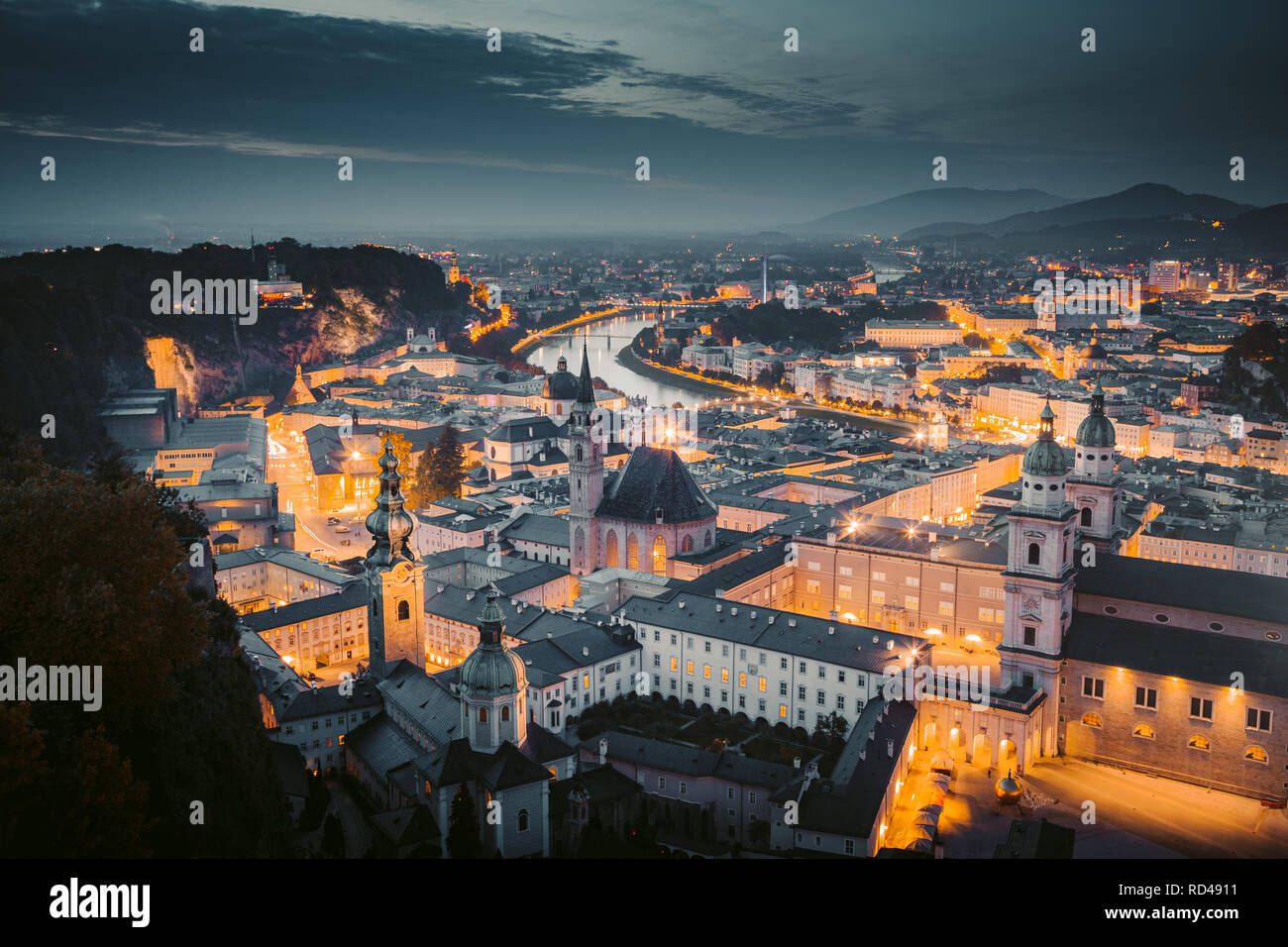 Crépuscule classique vue sur la ville historique de Salzbourg pendant heure bleue au crépuscule en été, Salzburger Land, Autriche Banque D'Images
