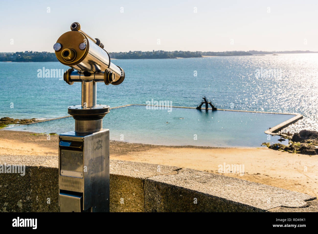 Un monoculaire touristique visant à la piscine de marée de la plage de Bon Secours à Saint-Malo en Bretagne, France, à partir de la muraille de la ville au coucher du soleil. Banque D'Images Un monoculaire touristique visant à la piscine de marée de la plage de Bon Secours à Saint-Malo en Bretagne, France, à partir de la muraille de la ville au coucher du soleil. Banque D'Images
