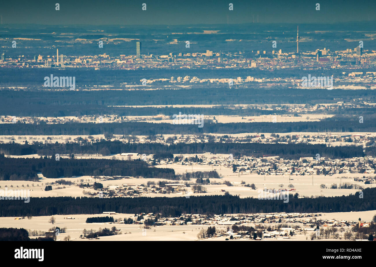 Wallberg, Allemagne. 16 janvier, 2019. La capitale Bavaroise Munich avec ses différents tours peut être vu à l'horizon du paysage couvert de neige dans les contreforts des Alpes du Wallberg. En haut à droite vous pouvez même voir l'église Frauenkirche en centre-ville. Après des jours de fortes chutes de neige dans le sud de la Bavière, le soleil brille de nouveau au cours de l'Etat libre de Bavière. Crédit : Peter Kneffel/dpa/Alamy Live News Banque D'Images