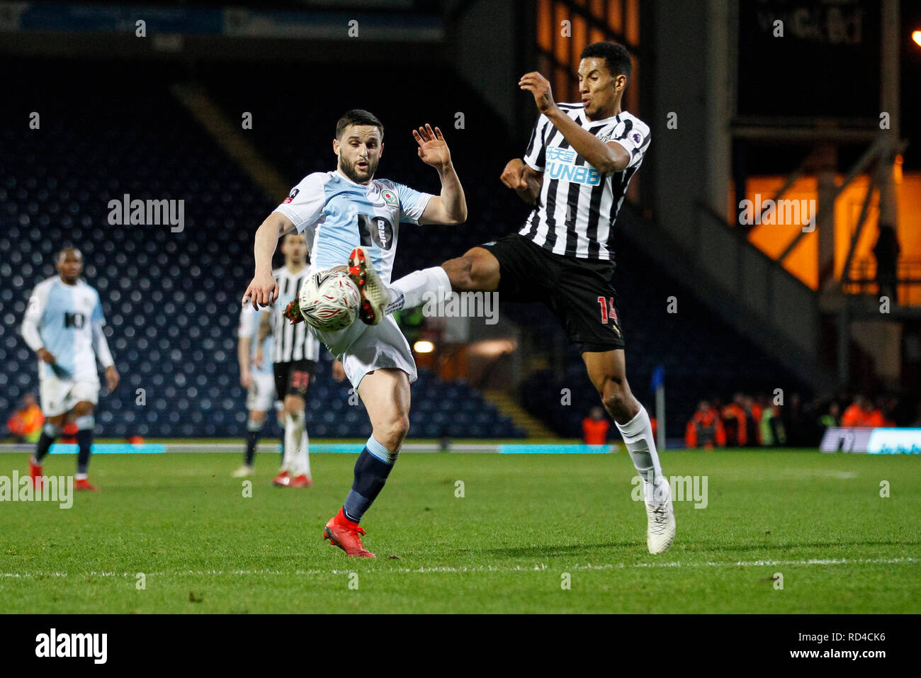 Craig Conway de Blackburn Rovers et Isaac Hayden de Newcastle United lors de la FA Cup troisième relecture ronde entre Blackburn Rovers et Newcastle United à Ewood Park, le 15 janvier 2019 à Blackburn, Angleterre. (Photo de Daniel Chesterton/phcimages.com) Banque D'Images