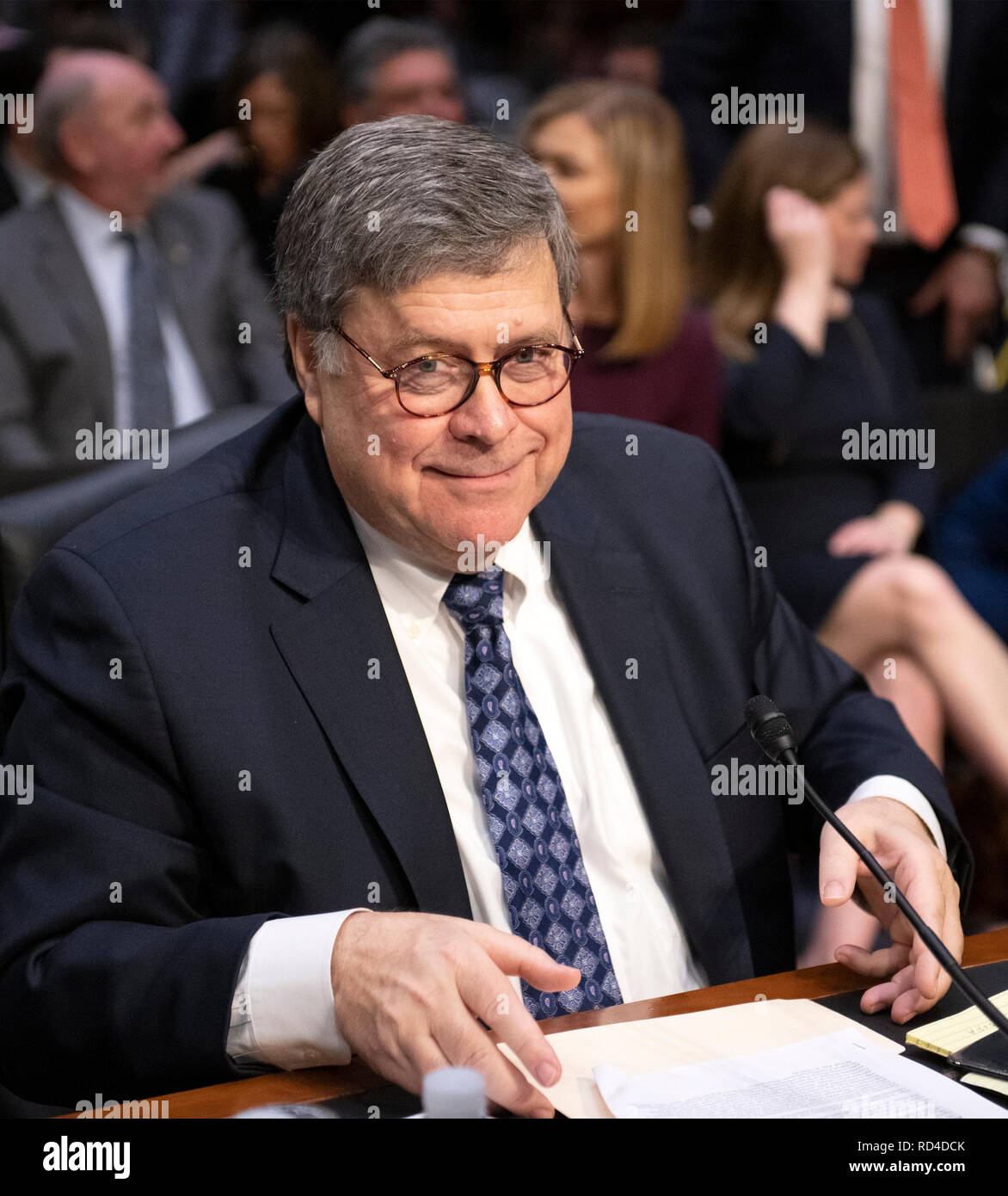 William P. Barr regroupe ses notes lors d'une pause pour le déjeuner alors qu'il témoigne devant le comité du Sénat des États-Unis sur l'appareil judiciaire sur sa nomination pour être Procureur général des États-Unis sur la colline du Capitole à Washington, DC le mardi 15 janvier, 2019. Credit : Ron Sachs / CNP (restriction : NO New York ou le New Jersey Journaux ou journaux dans un rayon de 75 km de la ville de New York) dans le monde entier d'utilisation | Banque D'Images