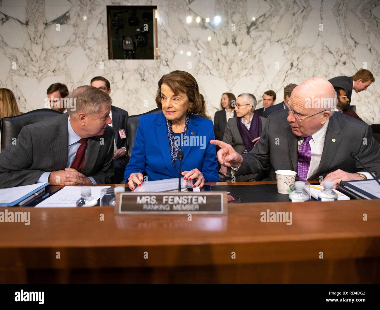 États-unis le sénateur Lindsey Graham (républicain de Caroline du Sud), Président, la Commission Judiciaire du Sénat américain, la gauche, le sénateur américain Dianne Feinstein (démocrate de Californie), Rang, au centre, et le sénateur américain Patrick Leahy (démocrate du Vermont) converser avant William P. Barr à témoigner devant le comité le sur sa nomination comme procureur général des États-Unis sur la colline du Capitole à Washington, DC le mardi 15 janvier, 2019. Credit : Ron Sachs/CNP (restriction : NO New York ou le New Jersey Journaux ou journaux dans un rayon de 75 km de la ville de New York) dans le monde entier d'utilisation | Banque D'Images