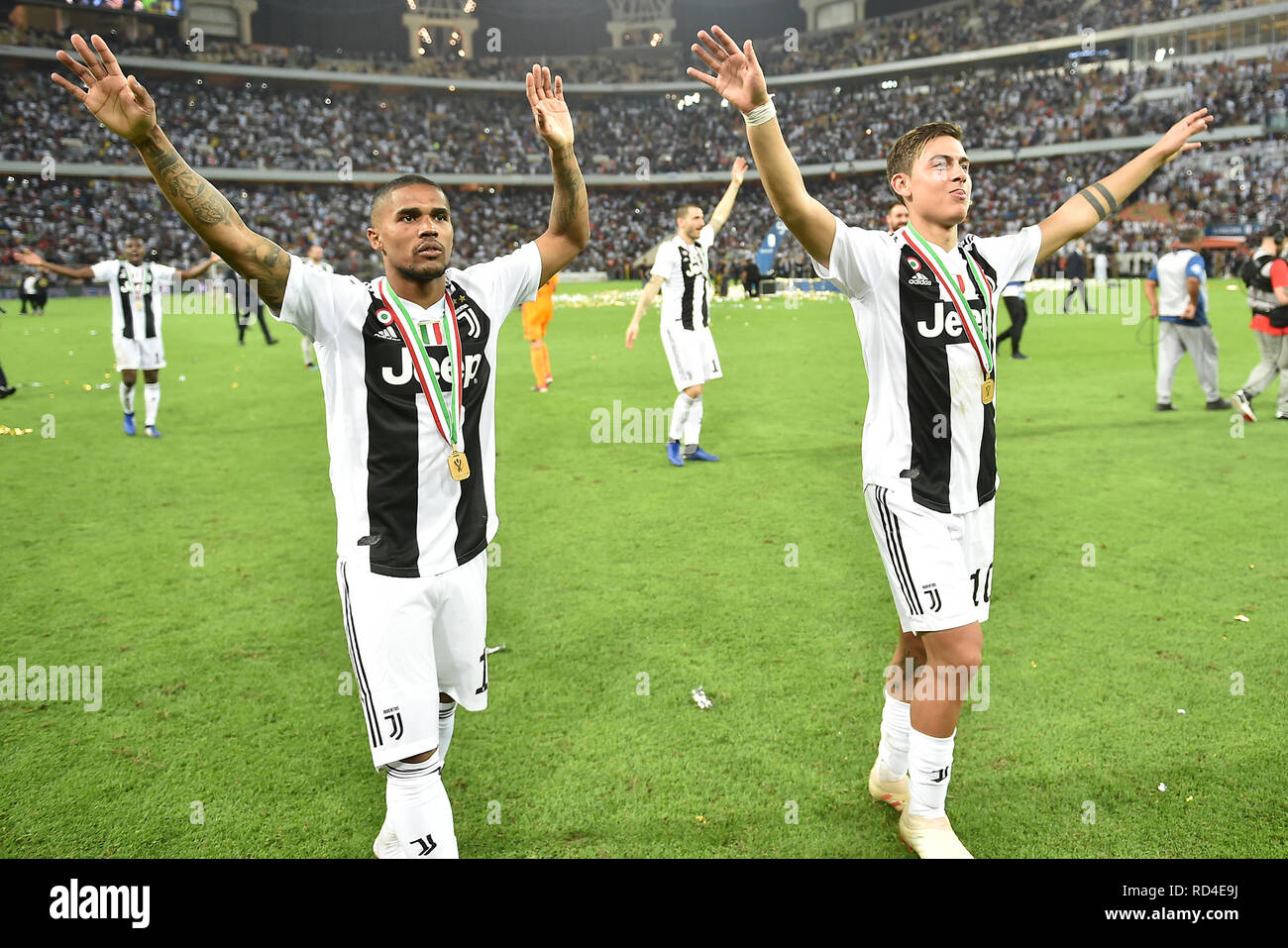 Jeddah, Arabie saoudite. 16 janvier, 2019. La Juventus' Paulo Dybala (R) et Douglas Costa célébrer après le boire de la Super Coupe d'Italie de football match final entre la Juventus et l'AC Milan au Roi Abdullah Sports City Stadium. - Crédit :/dpa/Alamy Live News Banque D'Images