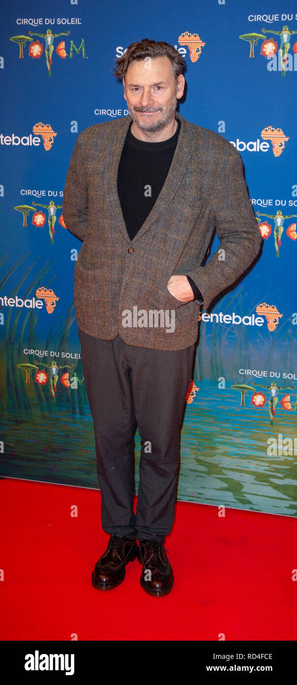 Londres, Royaume-Uni. 16 janvier 2019. Julian Barratt arrive pour la première tapis rouge du Cirque Du Soleil's 'Totem' s'est tenue au Royal Albert Hall. Crédit : Peter Manning/Alamy Live News Banque D'Images