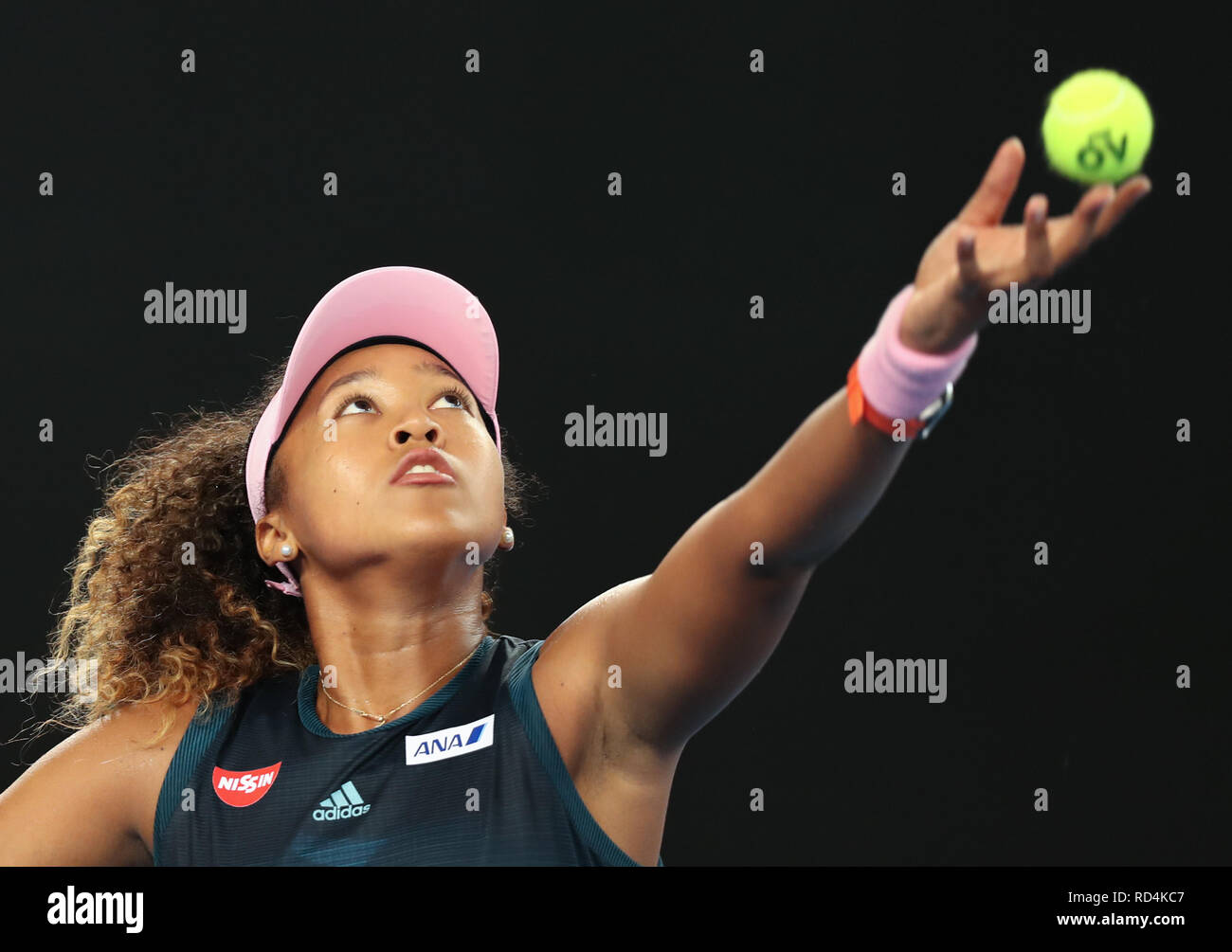 Melbourne, Australie. 17 Jan, 2019. Naomi Osaka du Japon sert la balle pendant féminin deuxième tour contre Tamara Zidansek de Slovénie à l'Open d'Australie à Melbourne, Australie, le 17 janvier 2019. Credit : Bai Xuefei/Xinhua/Alamy Live News Banque D'Images