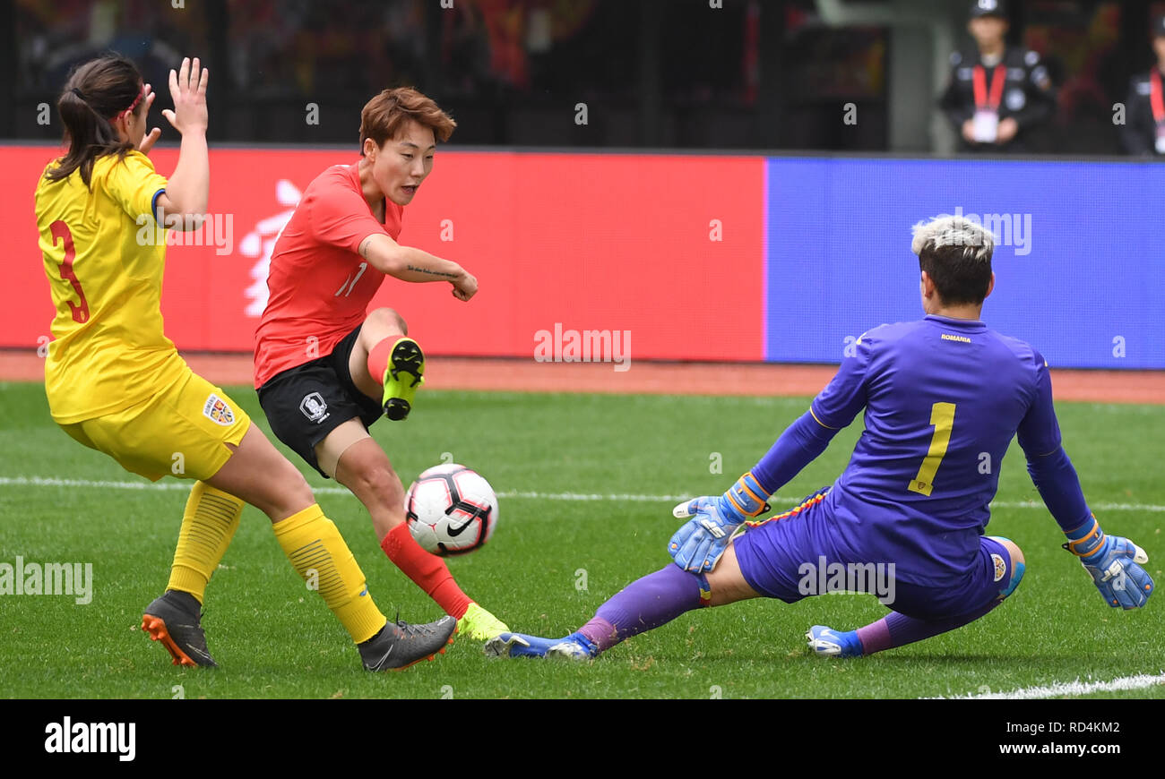 Wuhua, la province chinoise du Guangdong. 17 Jan, 2019. Seolbin Jung (C) de la Corée du Sud est en concurrence pendant le match entre la Corée du Sud et la Roumanie à l'équipe CFA Chine International Women's Football Tournament Meizhou Wuhua Wuhua 2019 dans le sud de la Chine, Province du Guangdong, le 17 janvier 2019. La Corée du Sud a gagné 3-0. Credit : Deng Hua/Xinhua/Alamy Live News Banque D'Images