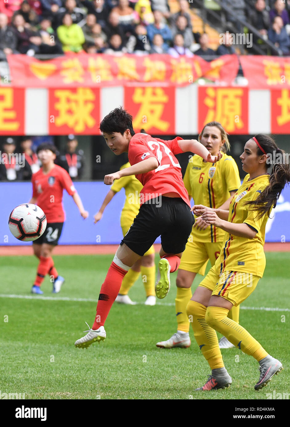 Wuhua, la province chinoise du Guangdong. 17 Jan, 2019. Son Hwayeon (L) de pousses de la Corée du Sud pendant le match entre la Corée du Sud et la Roumanie à l'équipe CFA Chine International Women's Football Tournament Meizhou Wuhua Wuhua 2019 dans le sud de la Chine, Province du Guangdong, le 17 janvier 2019. La Corée du Sud a gagné 3-0. Credit : Deng Hua/Xinhua/Alamy Live News Banque D'Images