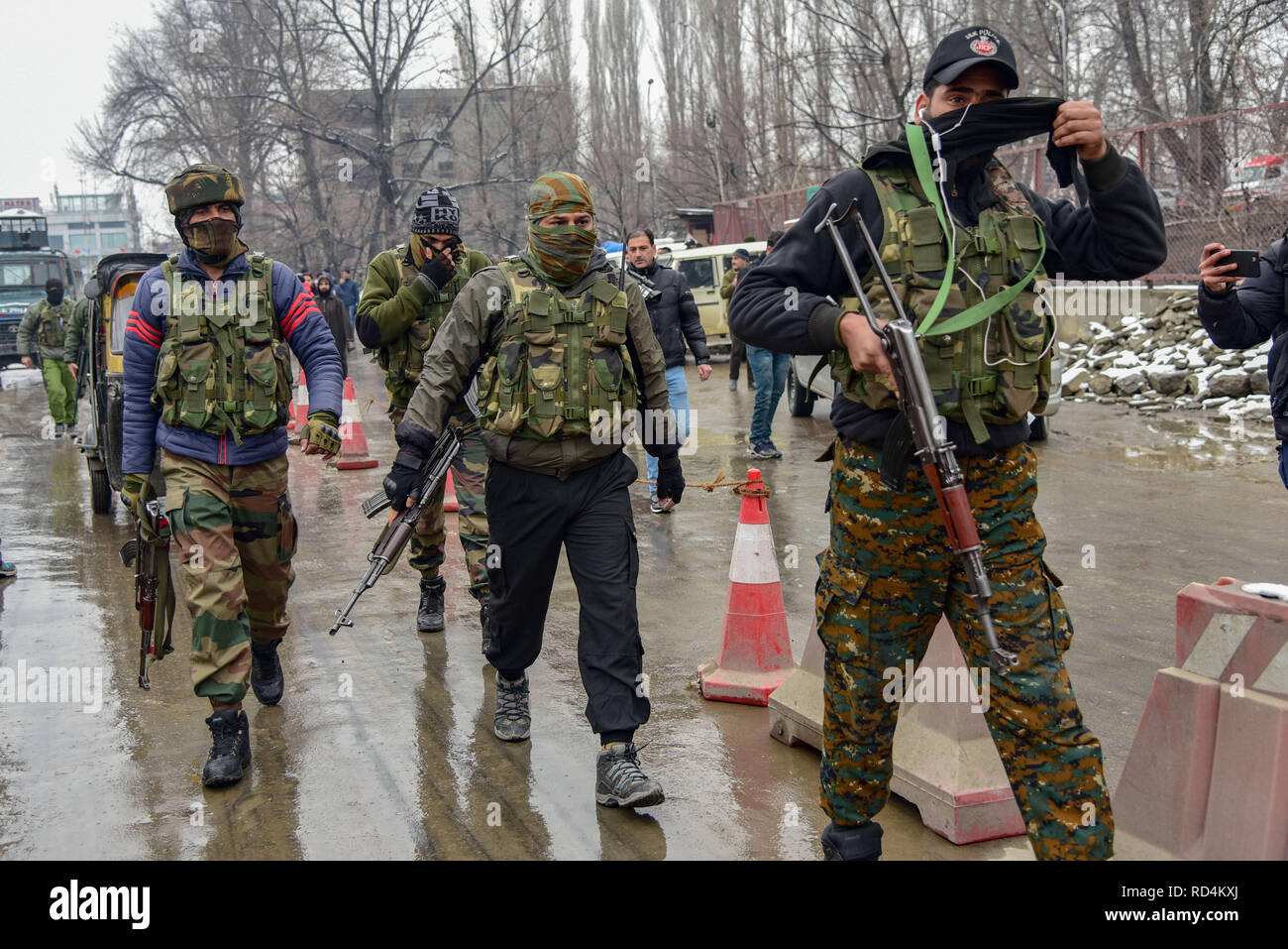 17 janvier 2019 - Srinagar, Jammu & Kashmir, Inde - Les membres du Groupe d'opérations spéciales (GOS) sont vus patrouiller le site d'explosion de Srinagar.Selon la police, au moins cinq membres des forces gouvernementales ont été blessés jeudi dans l'explosion d'une grenade imputée à des rebelles qui combattent contre la règle des Indiens dans la ville principale du Cachemire contrôlé. Credit : Idrees Abbas/SOPA Images/ZUMA/Alamy Fil Live News Banque D'Images