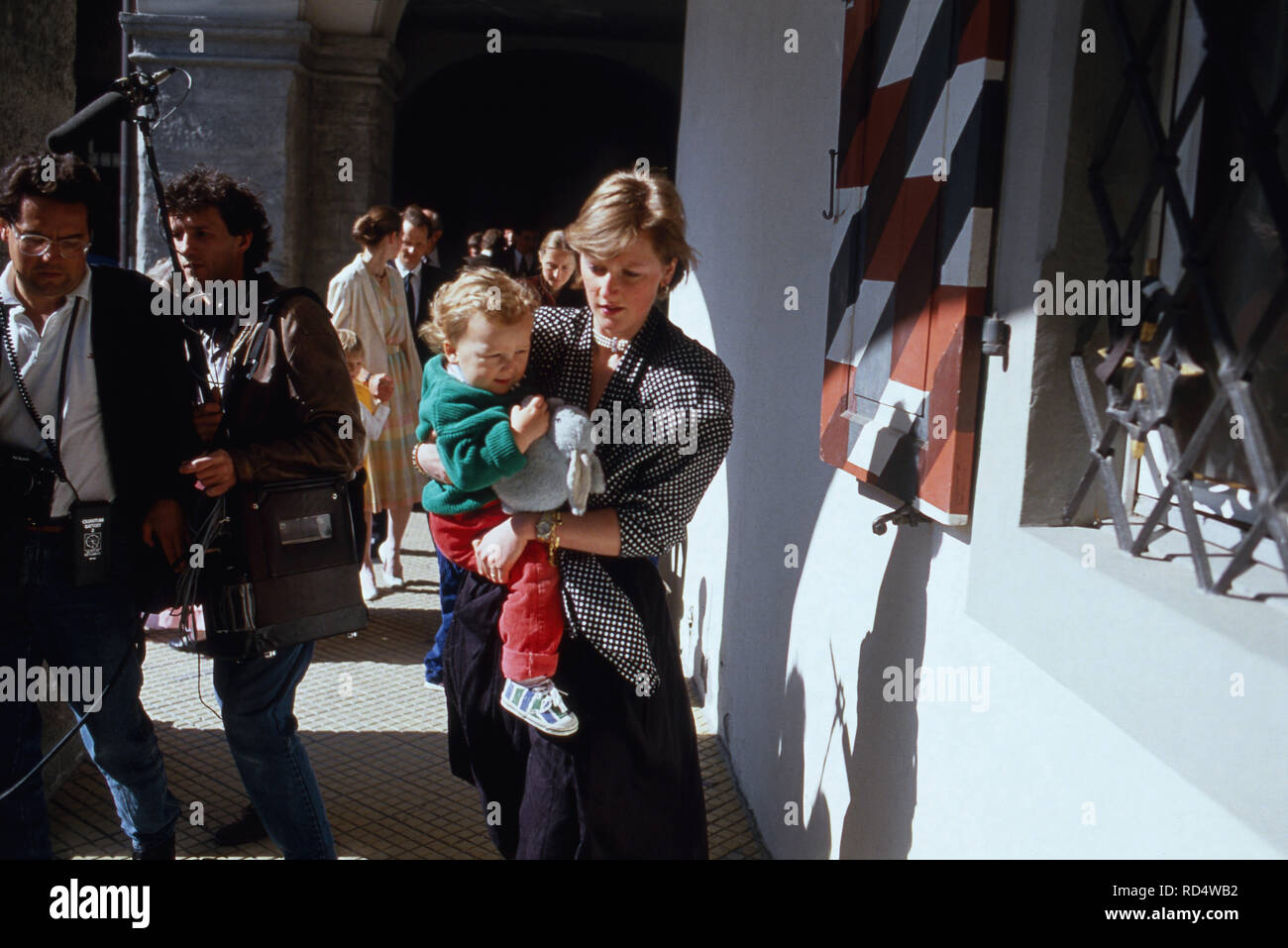 Prinzessin Astrid von Habsburg-Lothringen, geb. von Belgien, mit den Kindern Joachim, Maria Laura und Luisa Maria à Bruxelles, 2000. La Princesse Astrid von Habsburg Lothringen, née de la Belgique avec les enfants Joachim, Maria Laura et Luisa Maria à Bruxelles, 2000. Banque D'Images