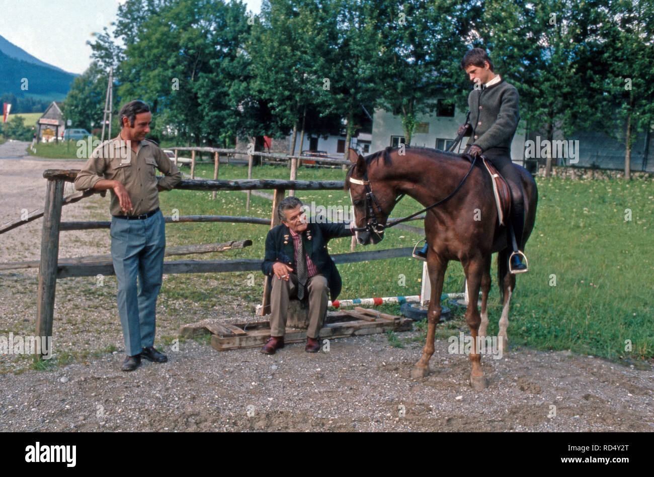 Fürst von Fürstenberg Tassilo schaut Reitstunden bei bei seinem Anwesen in Strobl zu, Österreich 1985. Prince Tassilo de Fuerstenberg regardant des cours d'équitation à son domicile à Strobl, Australie 1985. Banque D'Images