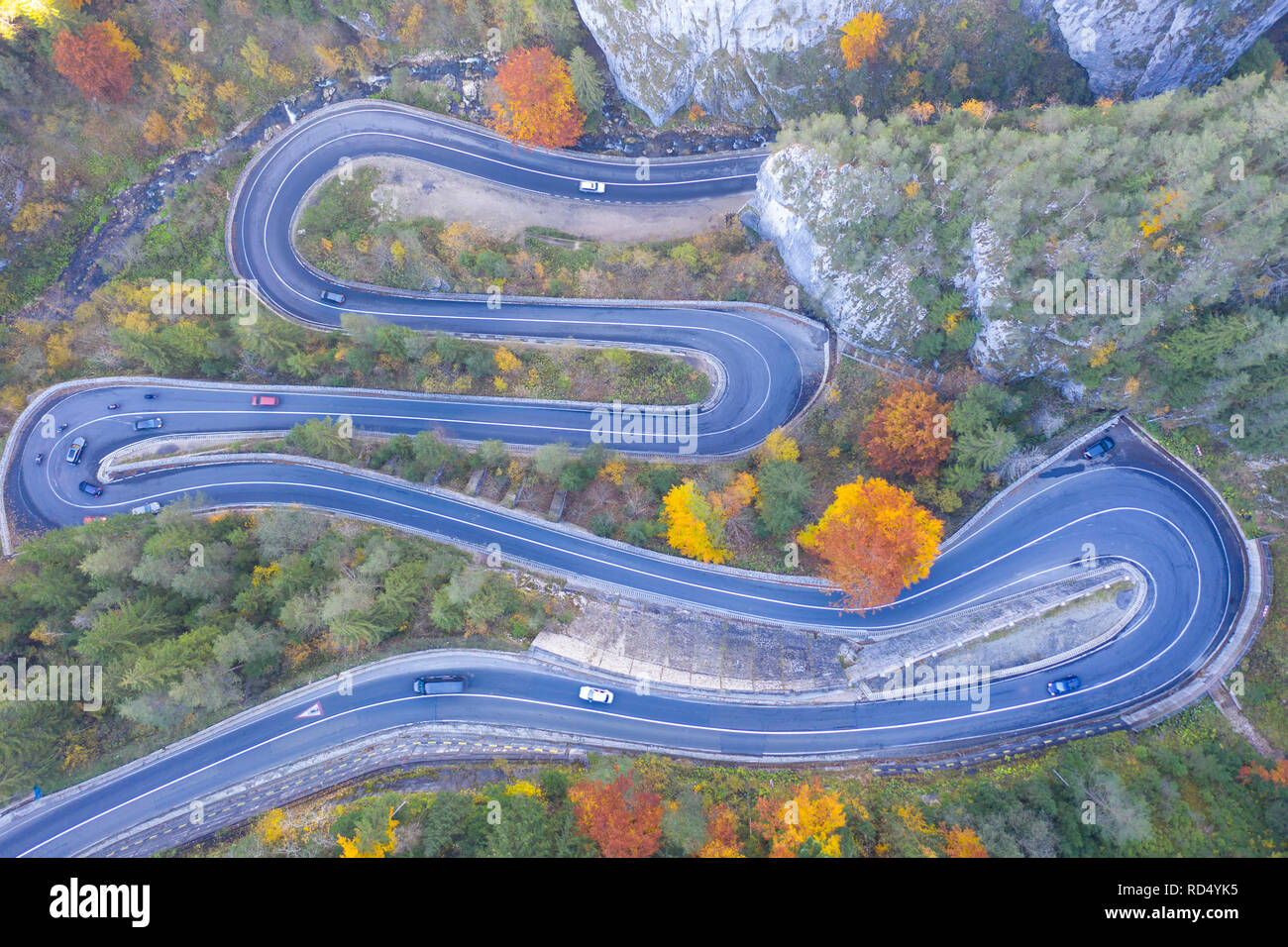 Drone vue d'une route de montagne sinueuse, scène d'automne . Gorges de Bicaz est un étroit passage entre deux région roumaine historique. Banque D'Images