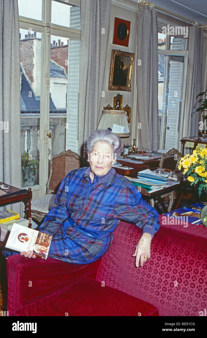 Isabelle d'Orleans-Braganca in ihrer Stadtwohnung à Paris, Frankreich 1991. Isabelle d'Orleans-Braganca à sa ville appartement dans Paris, France 1991. Banque D'Images