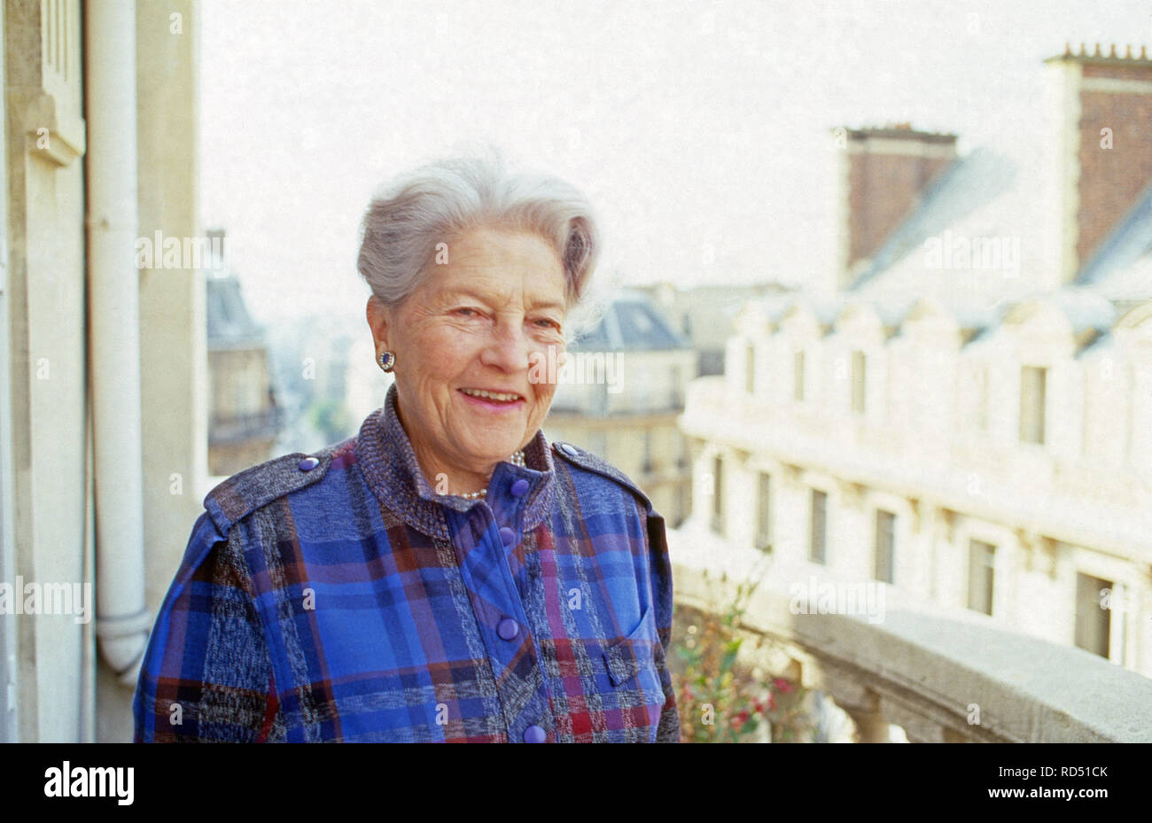 Isabelle d'Orleans-Braganca in ihrer Stadtwohnung à Paris, Frankreich 1991. Isabelle d'Orleans-Braganca à sa ville appartement dans Paris, France 1991. Banque D'Images