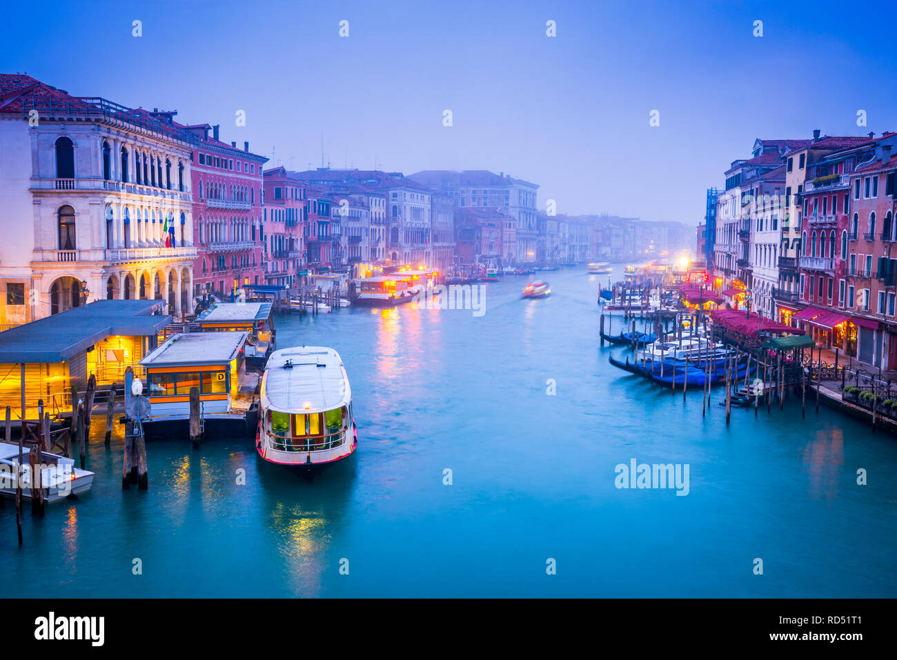 Venite, Italie - Nuit image avec Ponte di Rialto, le plus ancien pont enjambant le Grand Canal, Venise. Banque D'Images