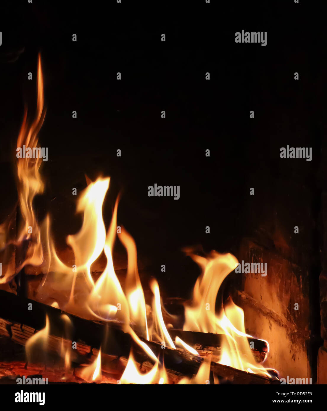Des flammes de feu sur un fond noir. Le mystère du feu. L'espace pour copier, texte, vos mots. La verticale Banque D'Images Des flammes de feu sur un fond noir. Le mystère du feu. L'espace pour copier, texte, vos mots. La verticale Banque D'Images