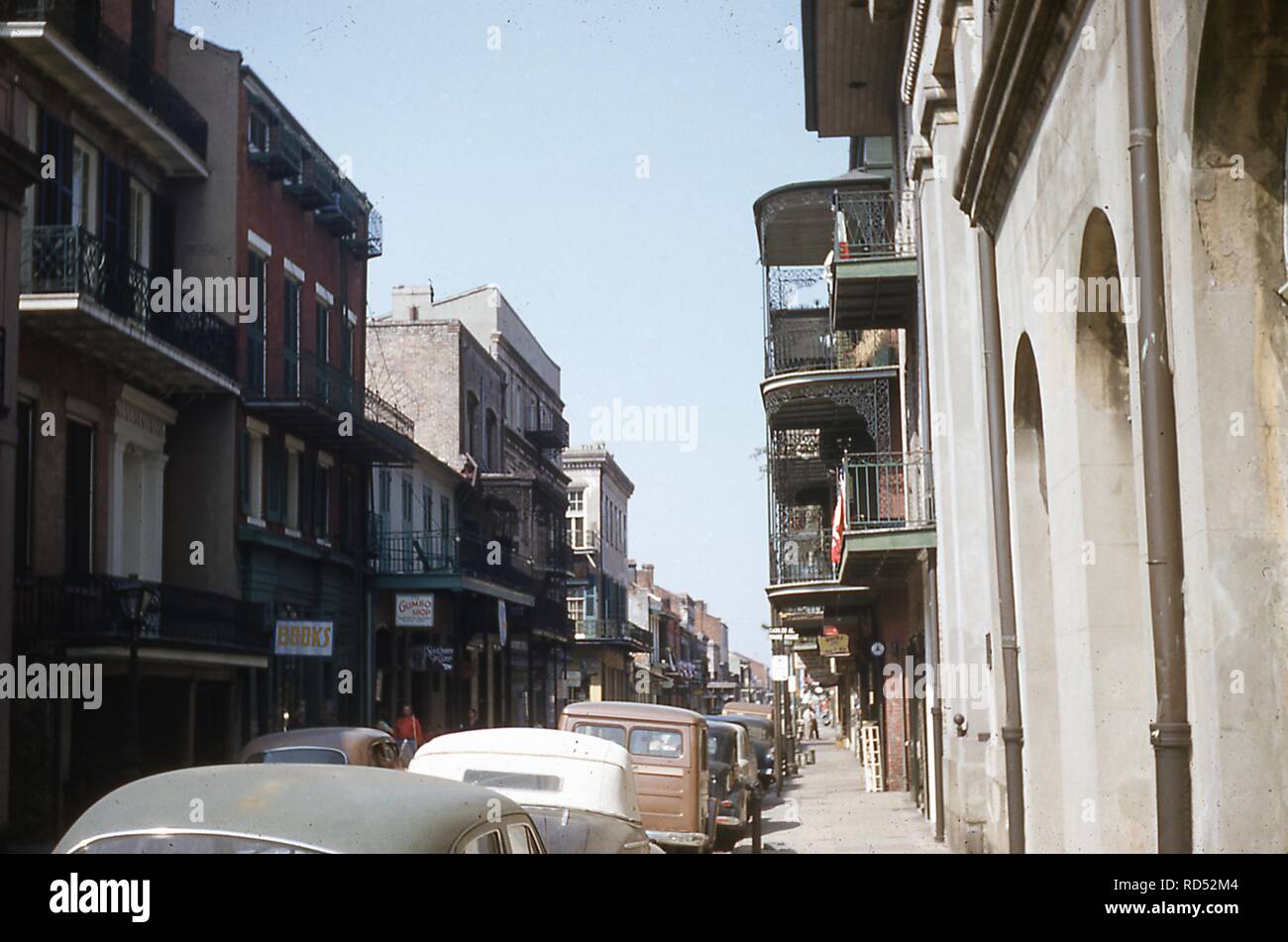 Voir face nord-ouest de Saint Peter Street, dans le quartier français de La Nouvelle-Orléans, juin 1953. En bas à gauche est un signe pour le Gumbo Shop, situé au 630 rue Saint Pierre. () Banque D'Images