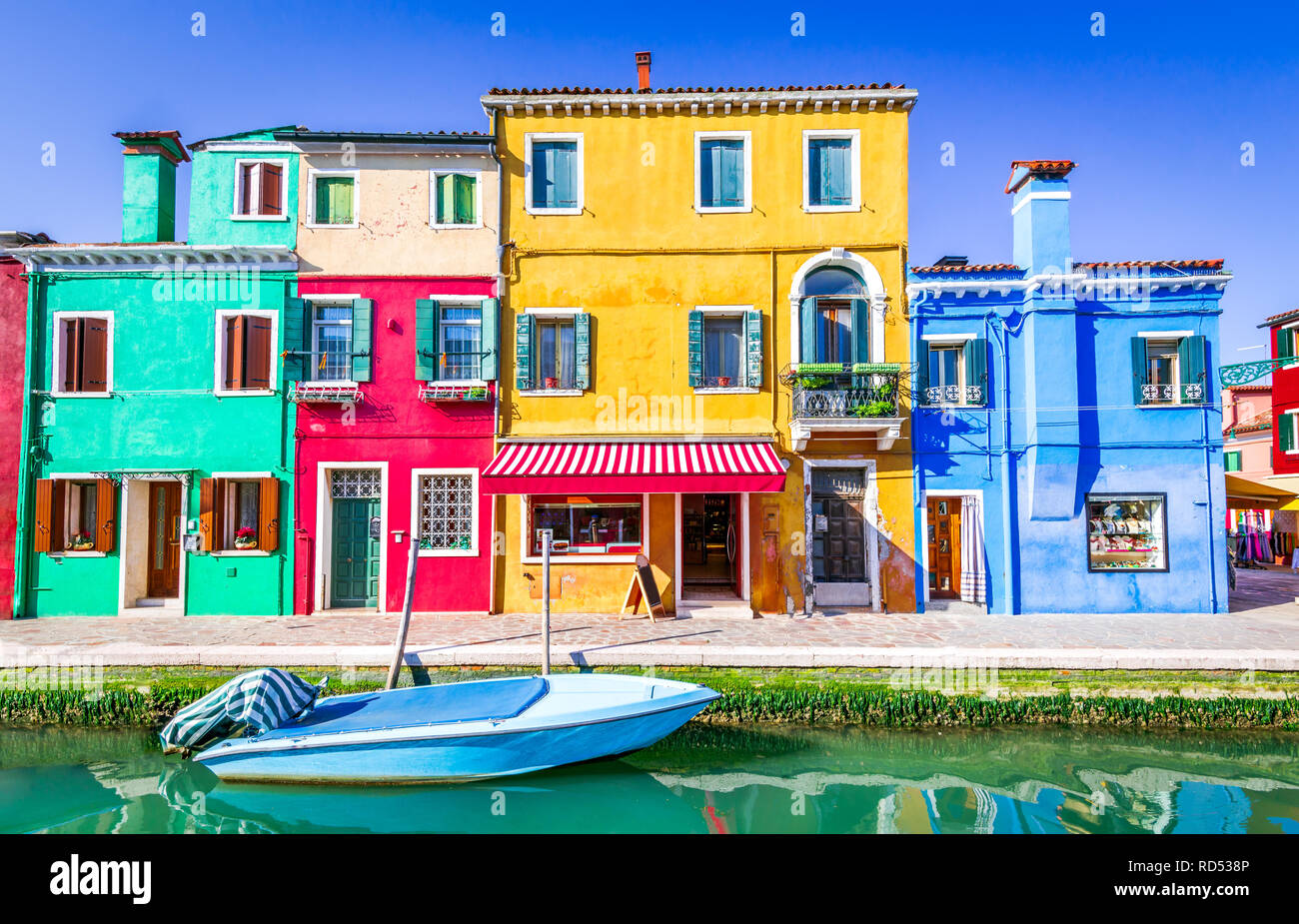 Burano, Venise. Image avec île colorée et de l'eau canal de belles Veneto en Italie. Banque D'Images