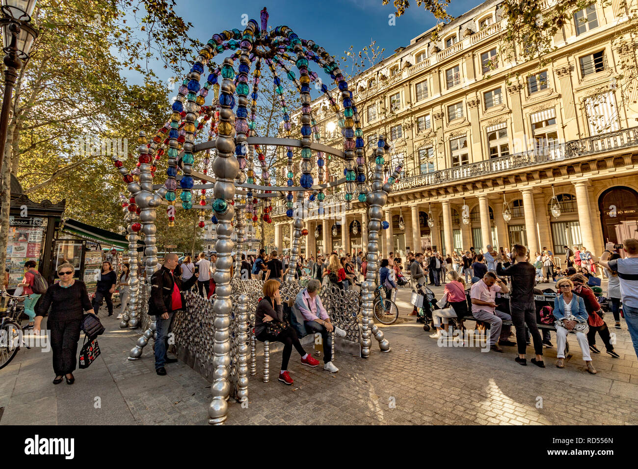 La colorée Cuploa ou arcade en fait de perles de verre à l'entrée de Palais Royal - Musée du Louvre Métro à Place Colette, Paris Banque D'Images