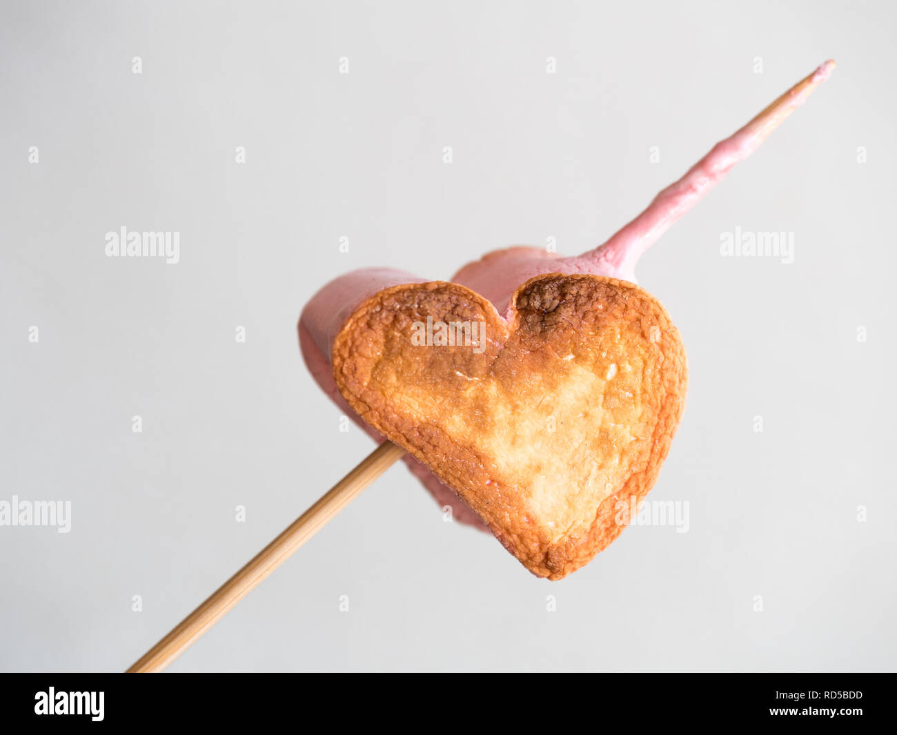 Forme coeur grillé sur une brochette de guimauves sur fond blanc. Banque D'Images