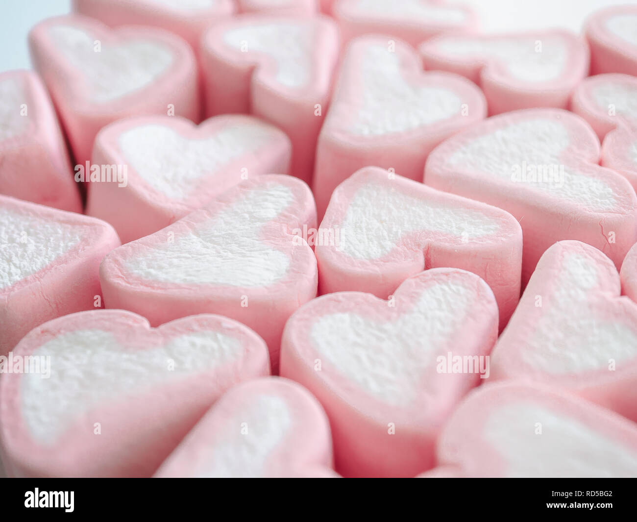 Guimauve rose close up, fond de coeurs, gros plan des guimauves bonbons dans la forme de coeur de guimauve. Cadeau de Saint-Valentin. Banque D'Images