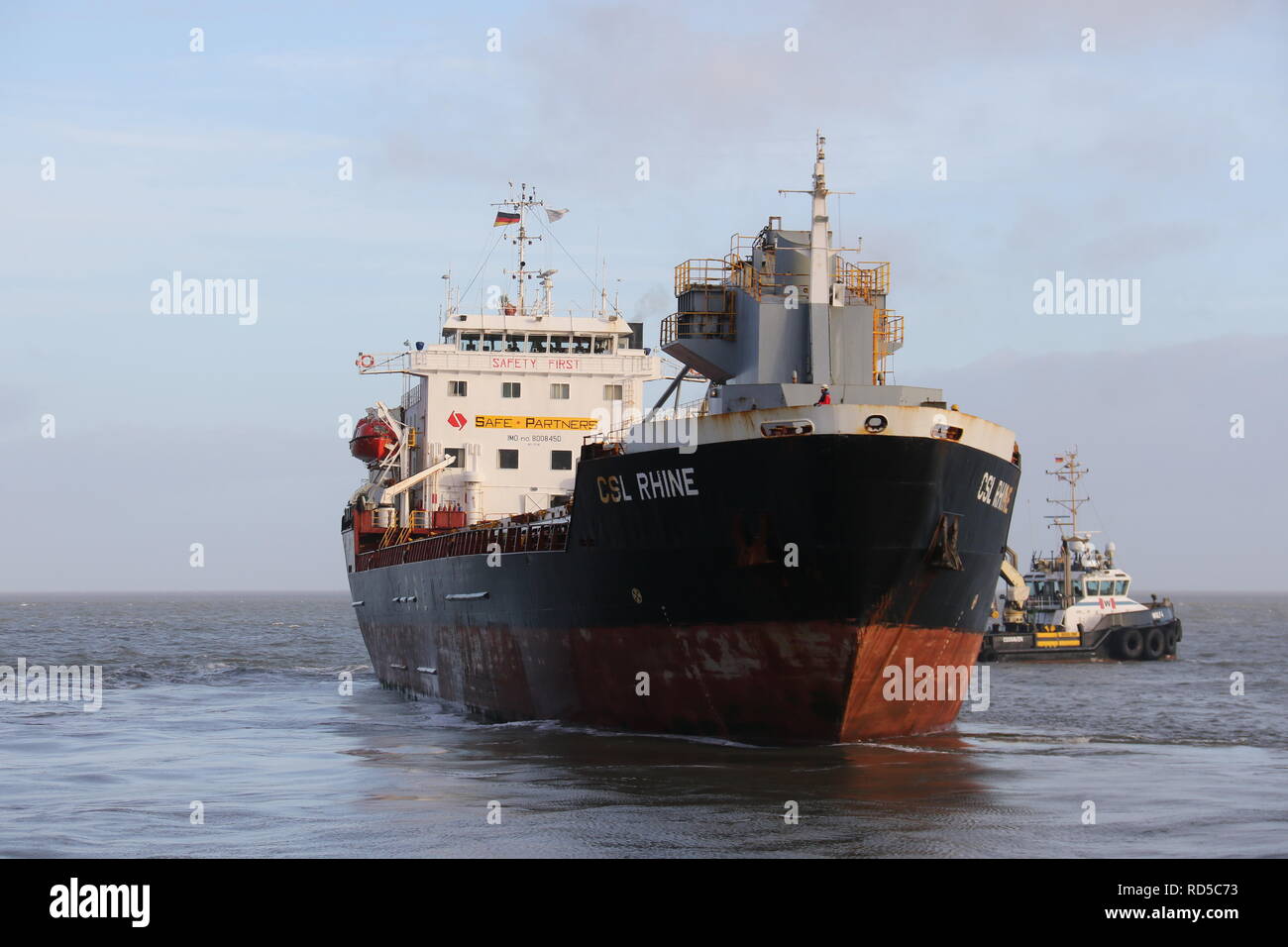 Le vraquier CSL Rhin quitte le port de Cuxhaven le 30 décembre 2018. Banque D'Images