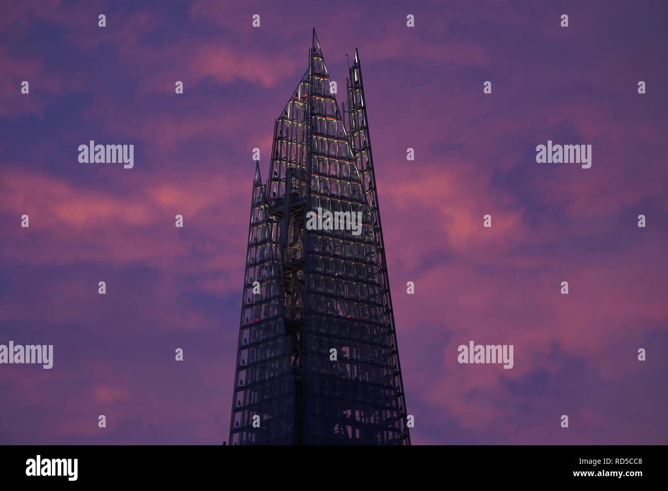 Le tesson est un gratte-ciel de Londres et l'Europe avec 95 étages conçu par l'architecte italien Renzo Piano avec l'ouverture officielle en 2013 Banque D'Images