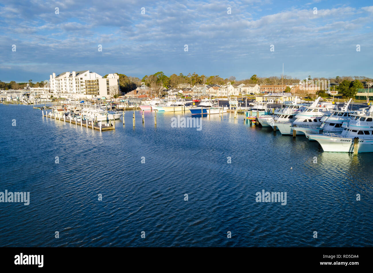 Des bateaux de pêche à l'entrée d'Rudee Marina à Virginia Beach, Virginie Banque D'Images